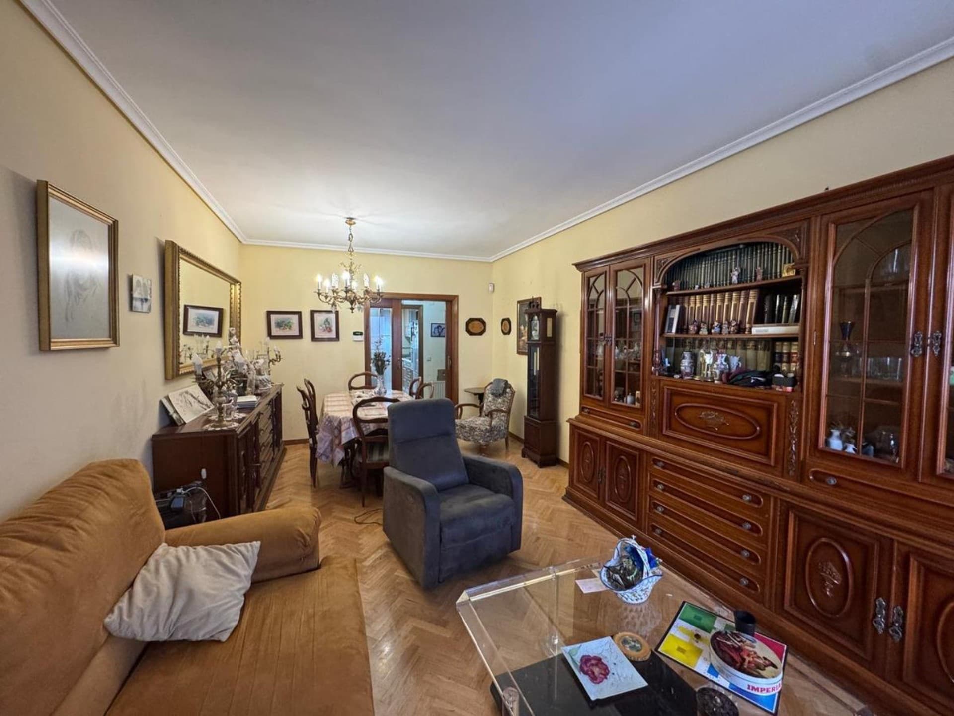 Foto de salón con muebles anticuados y desorden