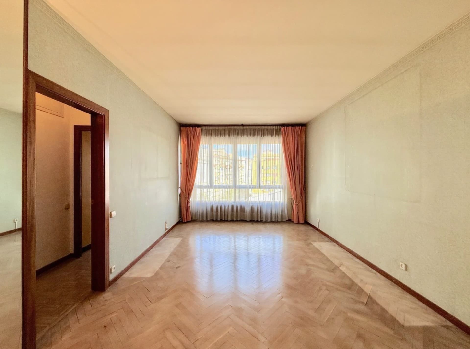 Foto de salón sin muebles antes del home staging virtual