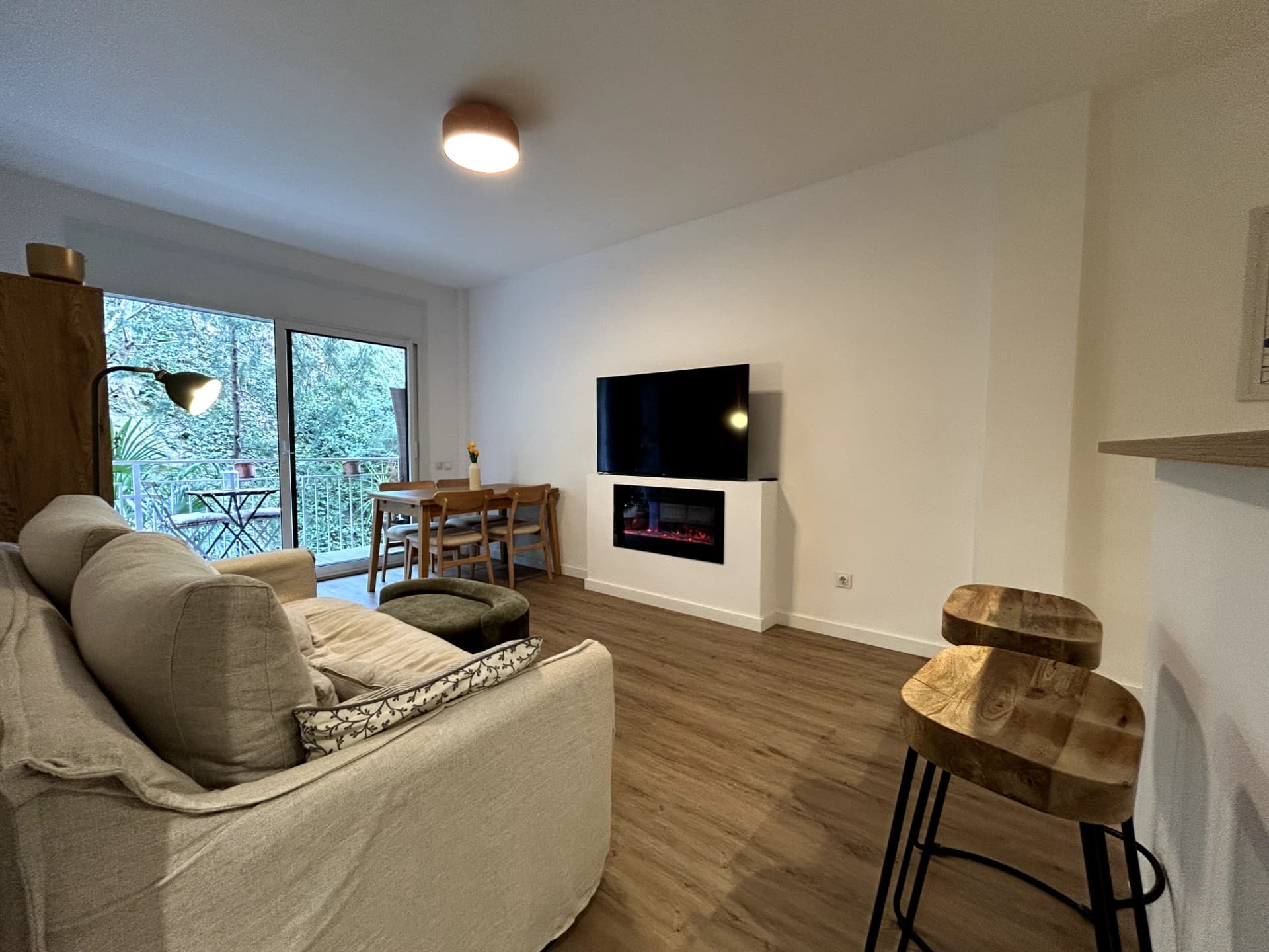 Foto de salón con iluminación deficiente