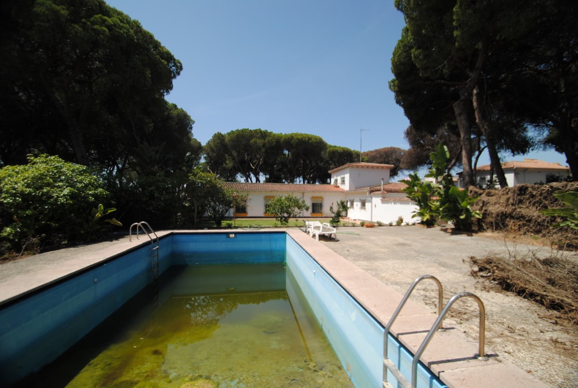 Foto de piscina sucia y vacía