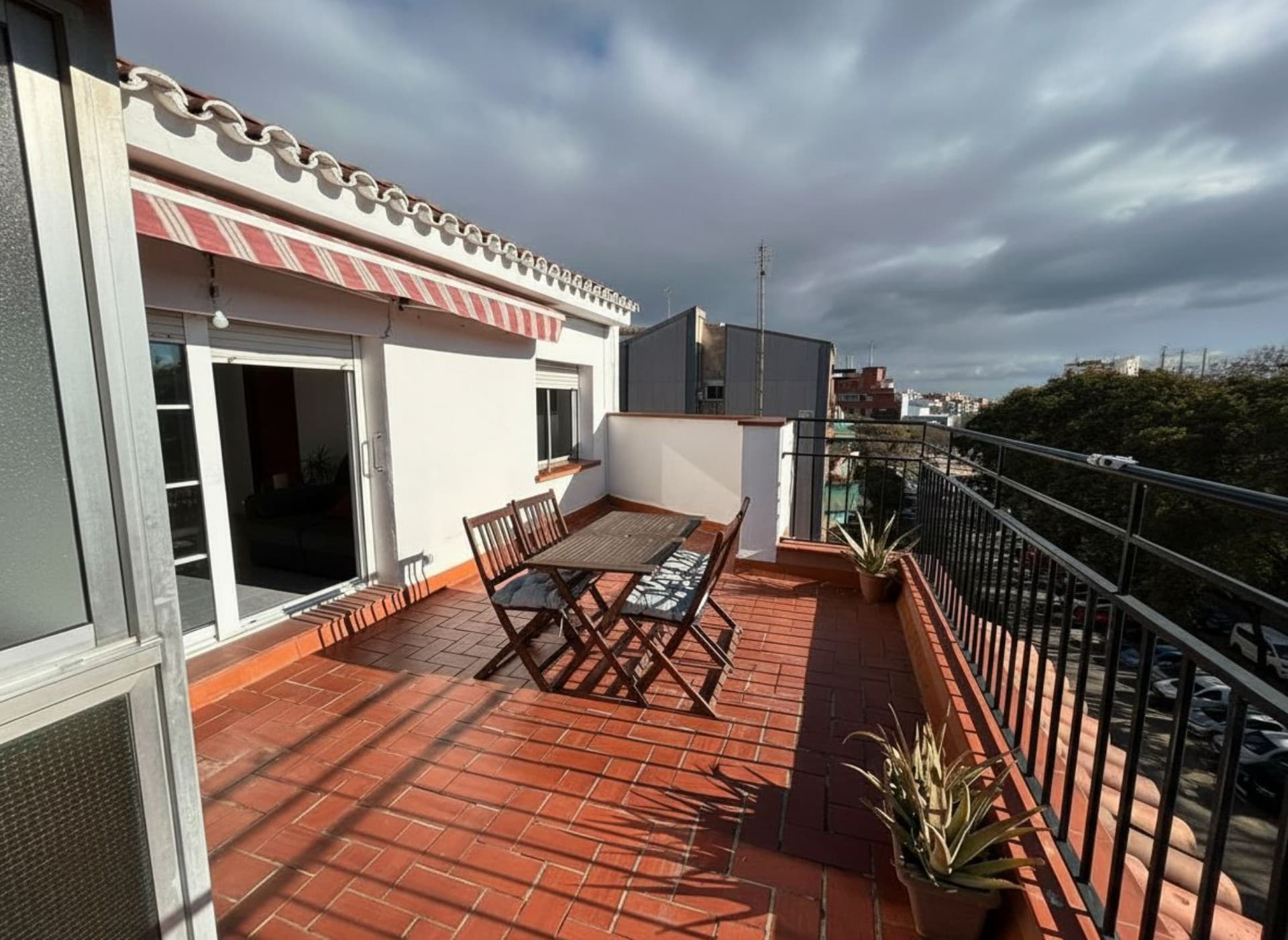 Foto exterior con cielo nublado